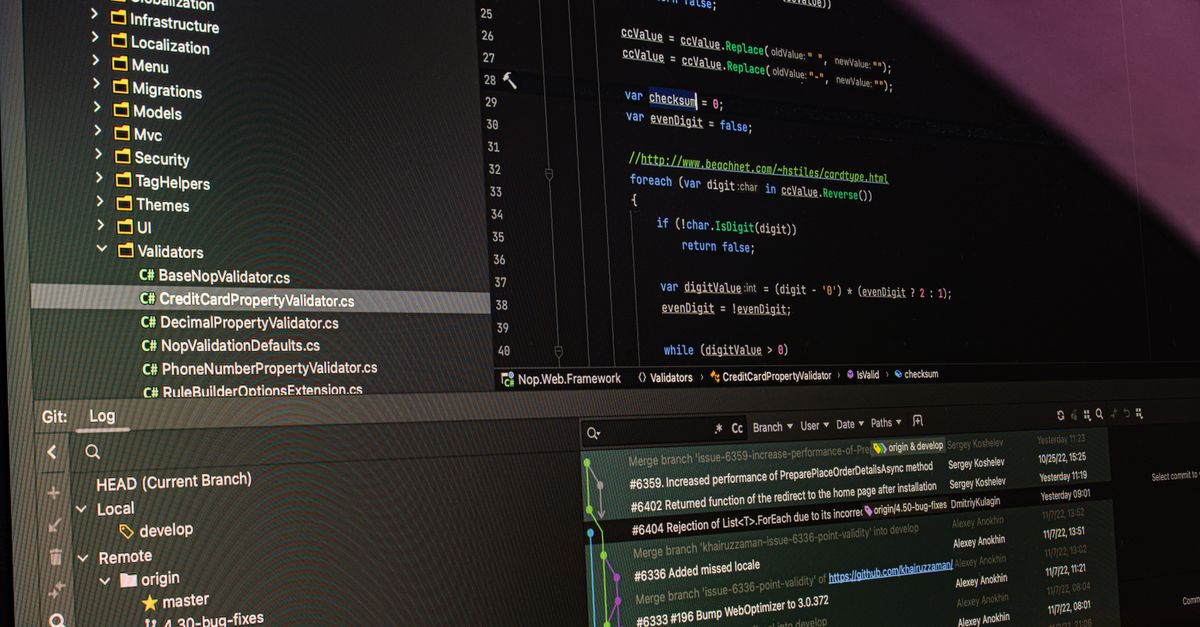 Gros plan sur des outils de développement logiciel affichant du code et des systèmes de contrôle de version sur un moniteur d'ordinateur.